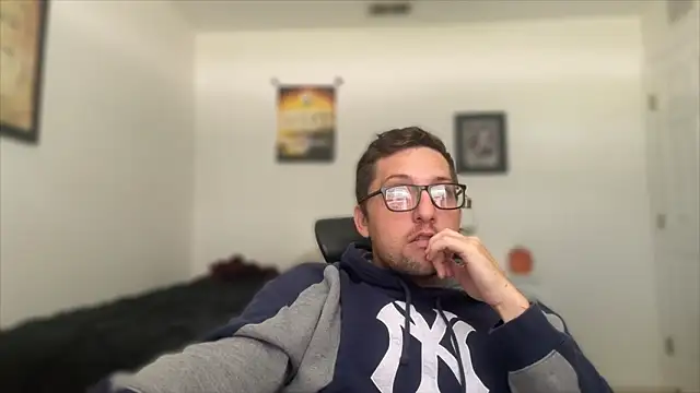 Snapshot of Milflover96 chatting on 10.14.25 Milflover96 online show from 10.14.25