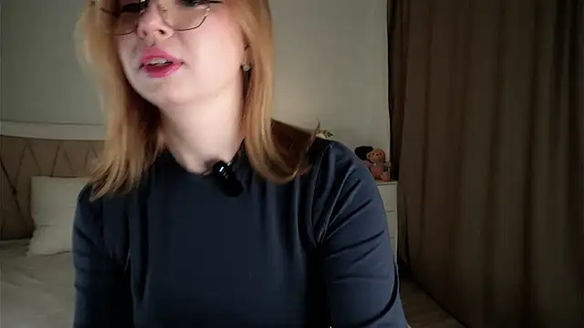 Snapshot of EdlaHames chatting on 02.19.25 EdlaHames online show from 02.19.25