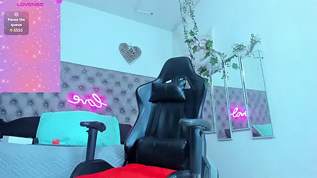 Naomii Viper online show from 11.11.25