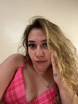 Snapshot of angelicasn0w chatting on 02.11.25 angelicasn0w online show from 02.11.25