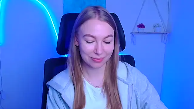 Snapshot of Dana_flowers chatting on 12.04.25 Dana flowers online show from 12.04.25