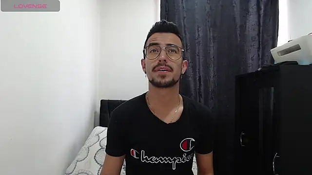 Snapshot of Demian_val chatting on 03.05.25 Demian val online show from 03.05.25