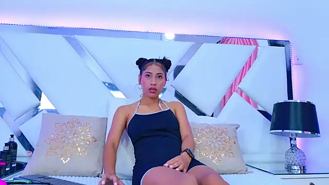 Snapshot of YesyHills chatting on 02.20.25 YesyHills online show from 02.20.25