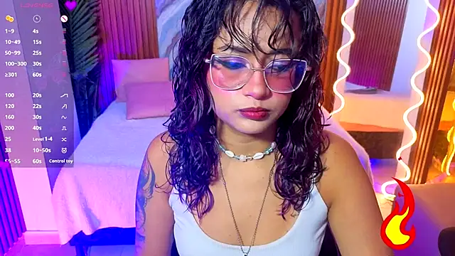 Snapshot of kristen_tay chatting on 07.18.26 kristen tay online show from 07.18.26