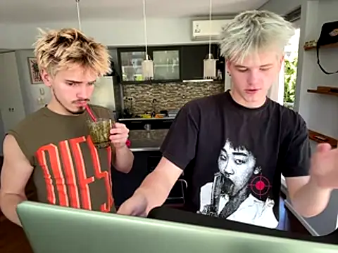 Snapshot of EdwinBlaze chatting on 11.25.25 EdwinBlaze online show from 11.25.25