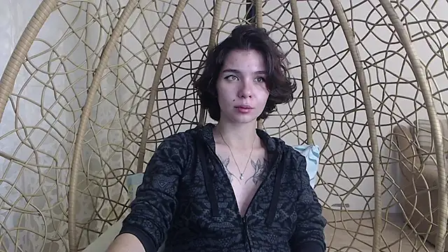 Snapshot of Anna-Sun chatting on 10.12.25 Anna-Sun online show from 10.12.25