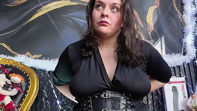 Snapshot of AmandaKovich chatting on 12.05.25 AmandaKovich online show from 12.05.25