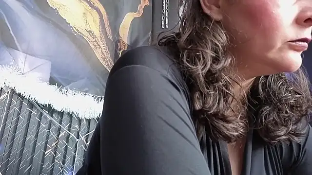 Snapshot of AmandaKovich chatting on 12.15.25 AmandaKovich online show from 12.15.25