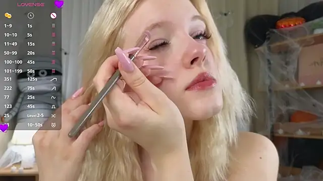 Snapshot of EdlaHewell chatting on 11.06.25 EdlaHewell online show from 11.06.25