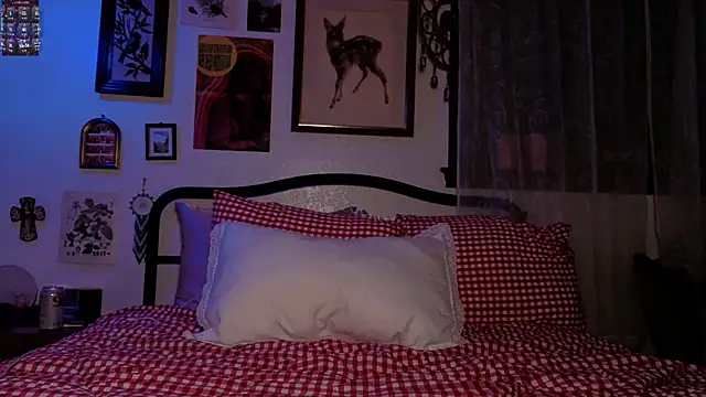 Snapshot of sinfulblonde1 chatting on 11.28.25 sinfulblonde1 online show from 11.28.25