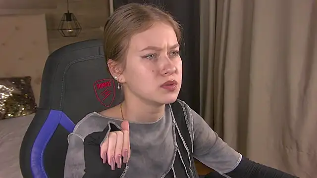 Snapshot of EveMundie chatting on 02.15.25 EveMundie online show from 02.15.25