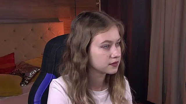 Snapshot of EveMundie chatting on 02.21.25 EveMundie online show from 02.21.25