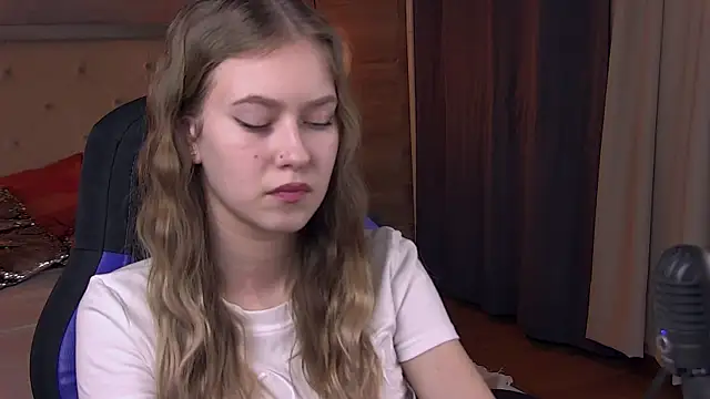 Snapshot of EveMundie chatting on 02.21.25 EveMundie online show from 02.21.25