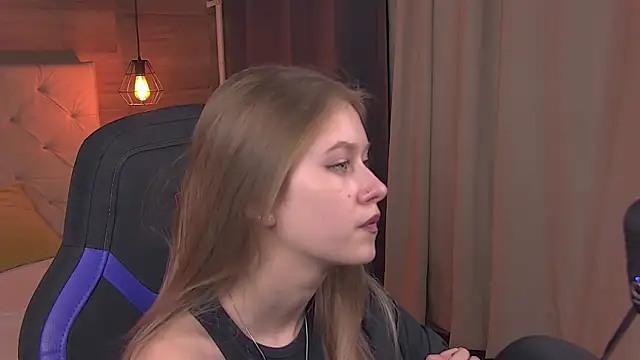 Snapshot of EveMundie chatting on 02.22.25 EveMundie online show from 02.22.25