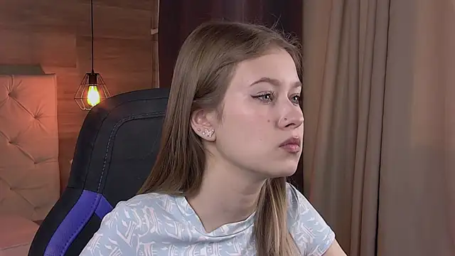 Snapshot of EveMundie chatting on 02.28.25 EveMundie online show from 02.28.25