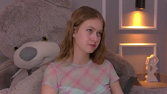 Snapshot of EveMundie chatting on 03.02.25 EveMundie online show from 03.02.25