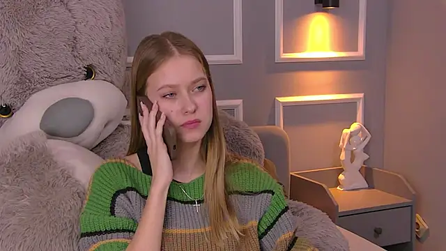 Snapshot of EveMundie chatting on 03.03.25 EveMundie online show from 03.03.25