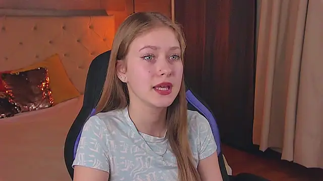 Snapshot of EveMundie chatting on 03.12.25 EveMundie online show from 03.12.25