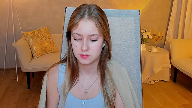 Snapshot of EveMundie chatting on 03.17.25 EveMundie online show from 03.17.25
