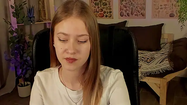 Snapshot of EveMundie chatting on 03.19.25 EveMundie online show from 03.19.25