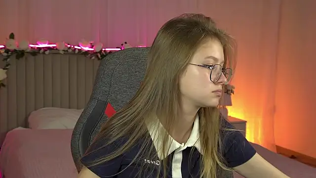 Snapshot of EveMundie chatting on 10.02.25 EveMundie online show from 10.02.25