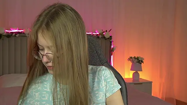 Snapshot of EveMundie chatting on 10.03.25 EveMundie online show from 10.03.25
