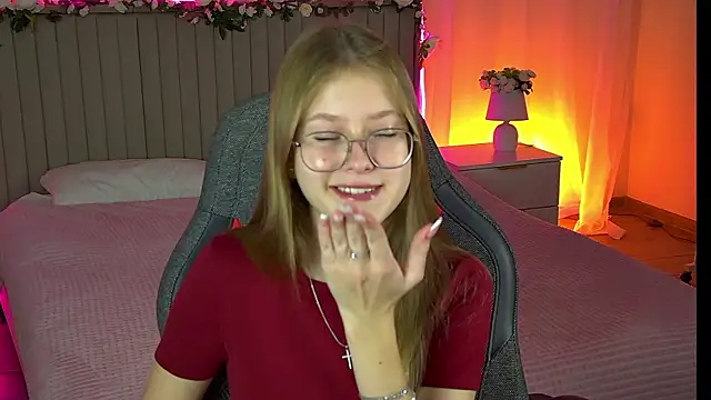 Snapshot of EveMundie chatting on 10.14.25 EveMundie online show from 10.14.25