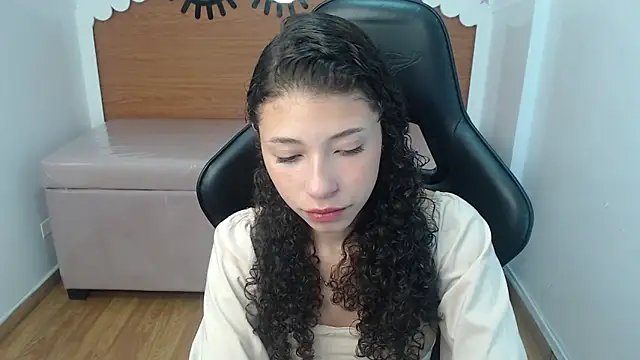 Snapshot of danatella_a chatting on 11.08.25 danatella a online show from 11.08.25