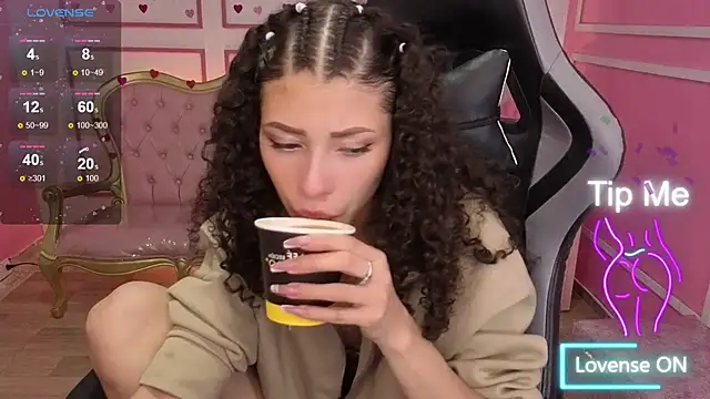 Snapshot of danatella_a chatting on 11.19.25 danatella a online show from 11.19.25