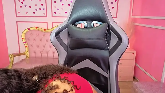 Snapshot of danatella_a chatting on 12.14.25 danatella a online show from 12.14.25