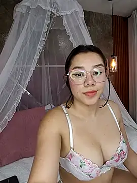 Snapshot of EmmaSulivan chatting on 02.21.25 EmmaSulivan online show from 02.21.25