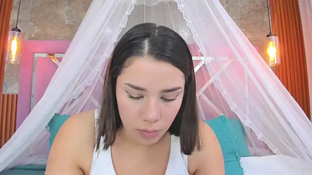 Snapshot of EmmaSulivan chatting on 10.12.25 EmmaSulivan online show from 10.12.25