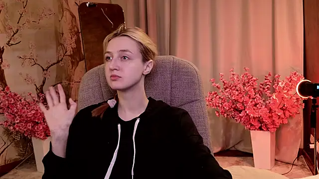 Snapshot of aishiro chatting on 11.24.25 aishiro online show from 11.24.25