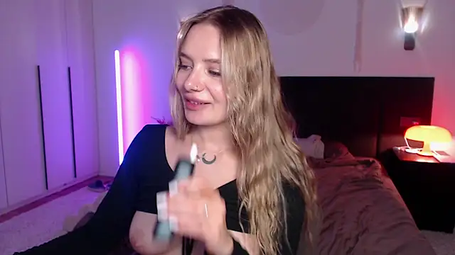 LunaticaBae online show from 02.22.25