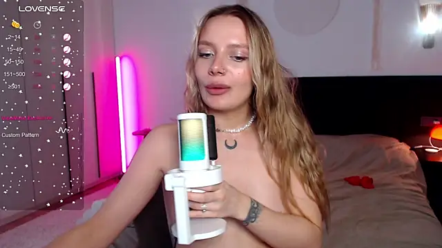 LunaticaBae online show from 03.15.25