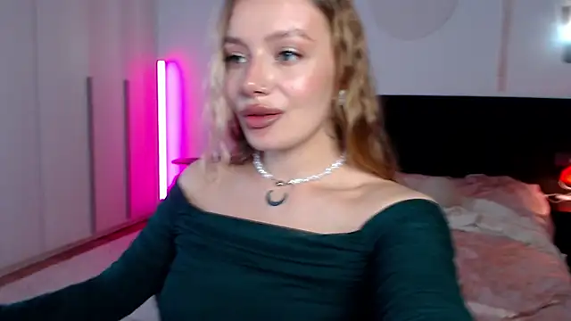 LunaticaBae online show from 03.23.25