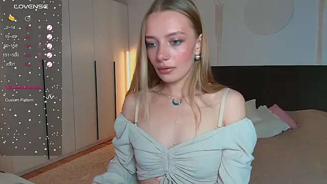 LunaticaBae online show from 09.12.25