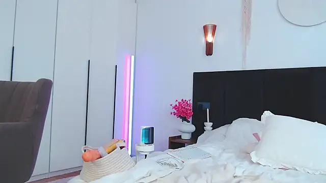 LunaticaBae online show from 04.11.26