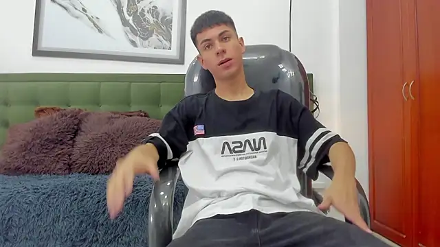 Snapshot of Johann_sex chatting on 02.17.26 Johann sex online show from 02.17.26