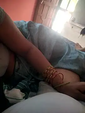 Snapshot of indian_couple4 chatting on 11.06.25 indian couple4 online show from 11.06.25