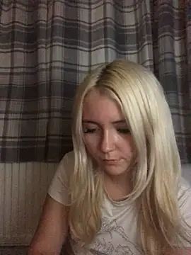 Snapshot of Blondie_Sofia_Essexbabe chatting on 09.28.25 Blondie Sofia Essexbabe online show from 09.28.25