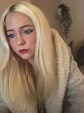 Snapshot of Blondie_Sofia_Essexbabe chatting on 10.21.25 Blondie Sofia Essexbabe online show from 10.21.25