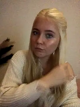 Snapshot of Blondie_Sofia_Essexbabe chatting on 11.05.25 Blondie Sofia Essexbabe online show from 11.05.25