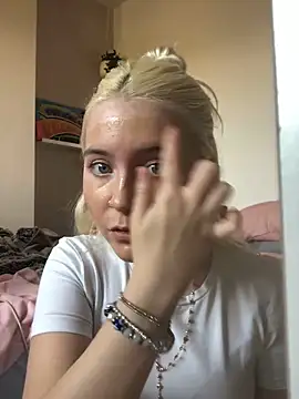 Snapshot of Blondie_Sofia_Essexbabe chatting on 11.13.25 Blondie Sofia Essexbabe online show from 11.13.25