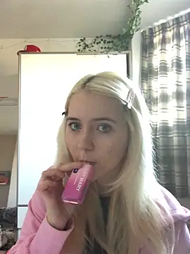 Snapshot of Blondie_Sofia_Essexbabe chatting on 11.21.25 Blondie Sofia Essexbabe online show from 11.21.25