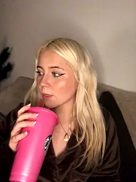 Snapshot of Blondie_Sofia_Essexbabe chatting on 12.17.25 Blondie Sofia Essexbabe online show from 12.17.25