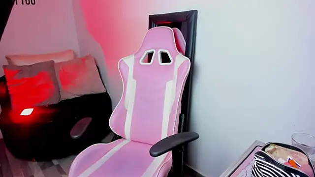 Zamira Taylor online show from 03.18.25