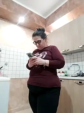 Snapshot of Dolcecurvy chatting on 04.15.26 Dolcecurvy online show from 04.15.26