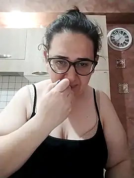 Snapshot of Dolcecurvy chatting on 04.15.26 Dolcecurvy online show from 04.15.26