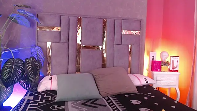 Tyla Ks online show from 10.30.25